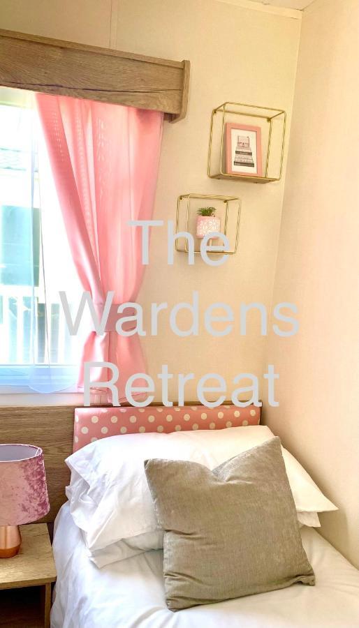 Отель The Wardens Retreat - Tattershall Lakes Country Park Экстерьер фото